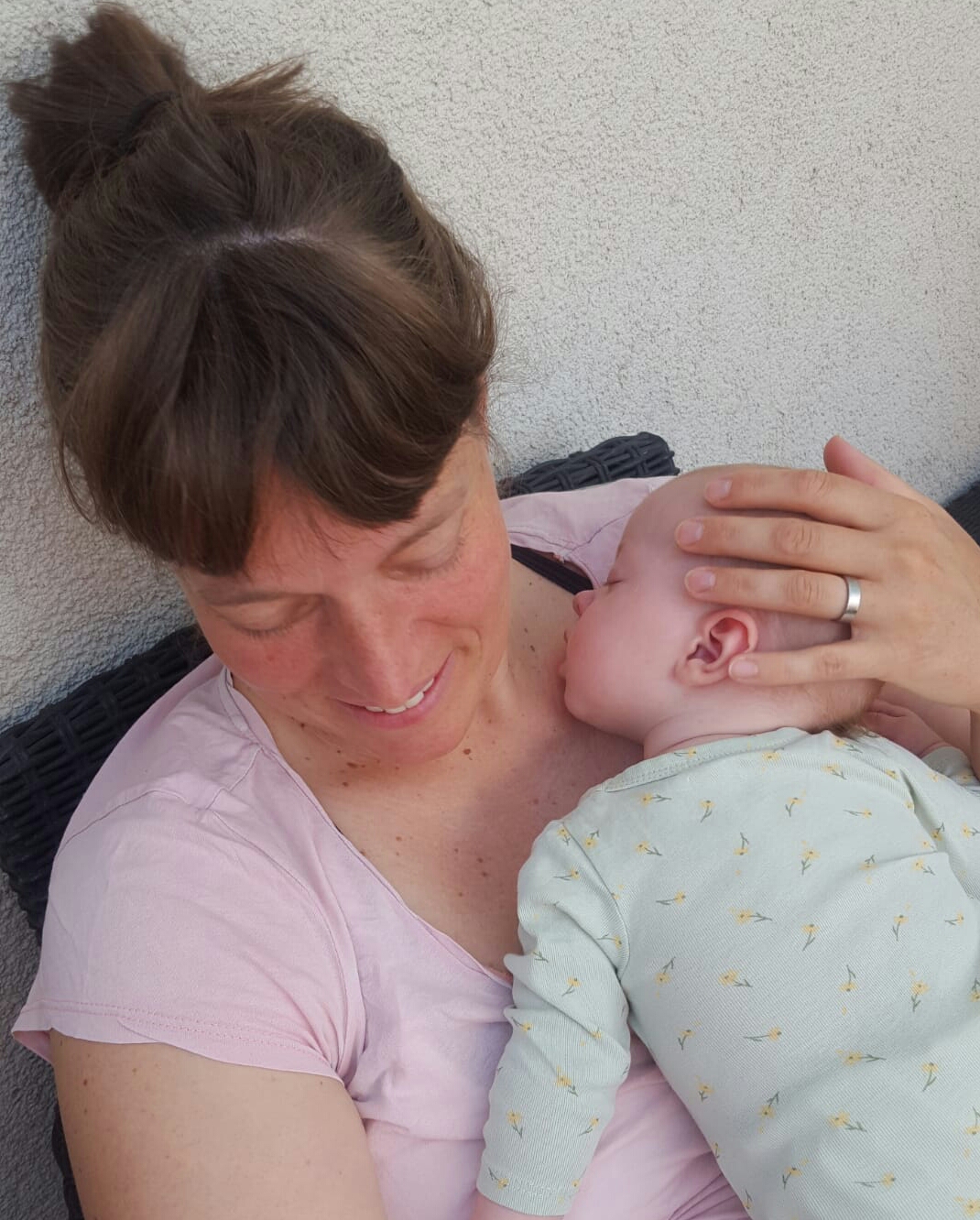 Hebamme Ulrike Dehmlow mit ihrem eigenen Baby